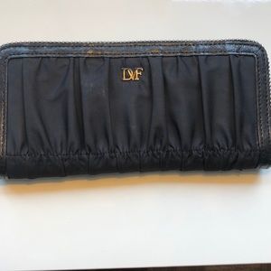 Timeless & chic DVF wallet/clutch